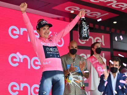 Carapaz festeja un podio en el Giro de este año.