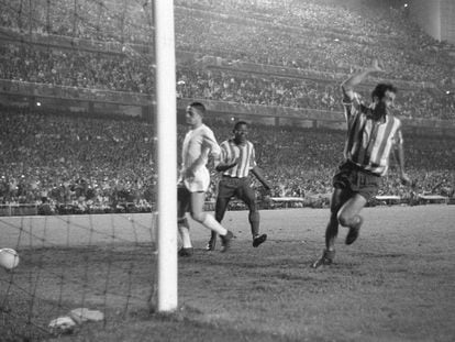 Peiró del Atlético, celebra uno de los dos goles que consiguió en la final de la Copa del Generalísimo, disputada en el Santiago Bernabéu ante el Real Madrid en 1961.EFE