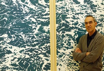 Tomás Ondarra, junto a una de las obras de la exposición La mar de mares