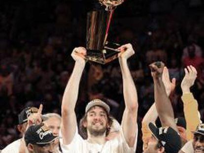 Pau Gasol con el trofeo de la NBA