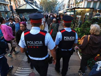 Una pareja de &#039;mossos&#039; patrulla por La Rambla de Barcelona.