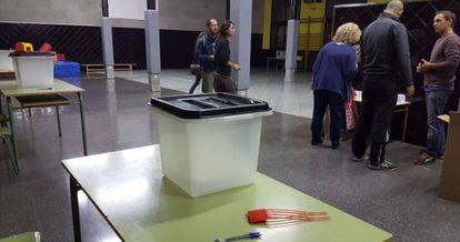 Primeras urnas colocadas en los colegios catalanes para el referéndum independentista.