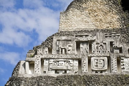 Todavía es un destino poco visitado, a pesar de tener uno de los entornos marinos más singulares de Centroamérica. Su costa caribeña está protegida por la segunda barrera de coral más grande del mundo, cuenta con una red de grutas inmensa y accesible, y restos muy importantes de la herencia maya. El Gobierno de Belice promueve la creación de nuevos ‘resorts’ ecológicos en los bellos cayos del país y refugios en la jungla. Un destino para amantes del buceo y el ecoturismo. Se puede remar en kayak entre atolones, practicar submarinismo y snorkel en sus arrecifes y visitar algunas de las cuevas más espectaculares en San Ignacio, además de conocer antiguas ruinas mayas, plantaciones de cacao y, sobre todo, el Blue Hole Natural Monument, la imagen más icónica de Belice, un gran cenote submarino de 124 metros de profundidad cuyas paredes permiten inmersiones sorprendentes.