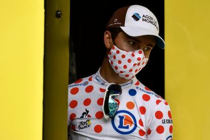 El francés Benoit Cosnefroy sube al podio con el maillot de mejor escalador del Tour.
