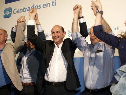 Rafael Louz&aacute;n, tercero por la izquierda, en la celebraci&oacute;n de los resultados de las municipales de 2011.