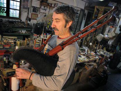 El luthier Sito Carracedo con una de sus gaitas en el taller de Guitiriz.