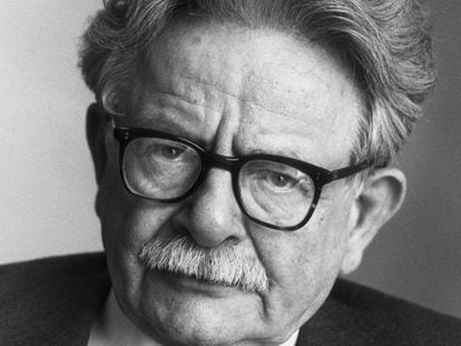 El escritor Elias Canetti
 circa 1985: Headshot portrait of Bulgarian-born author Elias Canetti (1905 - 1994). Canetti won the Nobel Prize for Literature in 1981. (Photo by Horst Tappe/Hulton Archive/Getty Images)