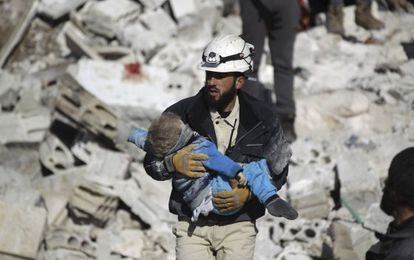 Un hombre lleva el cadáver de un niño tras un bombardeo atribuido a las fuerzas rusas, este sábado en Idlib (Siria).