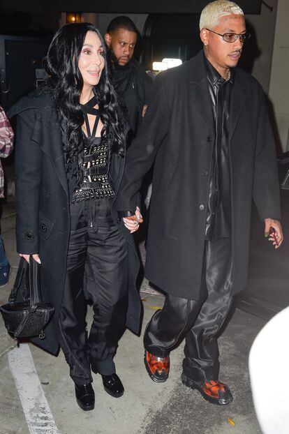 Cher y Alexander Edwards pasean de la mano el 2 de noviembre de 2022 en West Hollywood (Los Ángeles).
