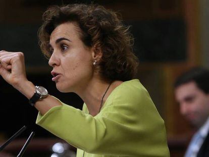 La ministra de Sanidad, Dolors Montserrat, durante un debate en el pleno con Joan Tard&agrave;. 