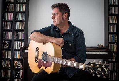José Ignacio Lapido, sentado con una de sus guitarras, en su casa de Granada.
