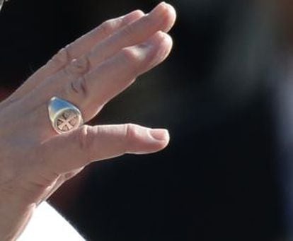 El papa ha cambiado su antiguo anillo (en la imagen) por el Anillo del Pescador, que pidió expresamente en plata dorada en lugar de oro.