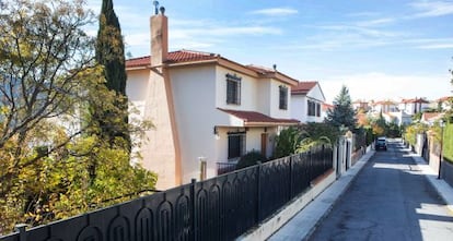 Casa en Pinos Genil (Granada) propiedad de algunos de los acusados de pederastia y donde supuestamente cometían abusos a menores.