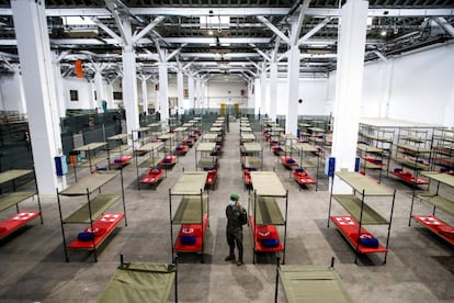 Interior del pavelló de Victòria Eugènia de Fira Barcelona, preparat per rebre les primeres persones sense llar com a mesura per prevenir el coronavirus.