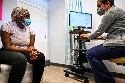 Las pacientes de otros Estados tienen que tomarse varios días libres cuando visitan Florida para abortar. La nueva ley del Estado requiere que tengan dos citas, con al menos 24 horas de diferencia, antes de someterse al procedimiento. En la imagen, una mujer durante una consulta médica previa a un aborto, en una clínica en Jacksonville.