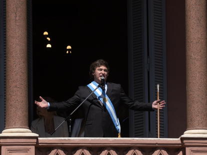 El presidente Javier Milei se dirige a sus seguidores desde el balcón de la Casa Rosada.