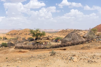 Pueblo kunama de Ebaro. El centro del pueblo está listo para recibir a todos los invitados, con comida como injera, pollo y sorgo. Los invitados acuden desde otras aldeas de los alrededores, lo que significa que entre ellas hay paz.