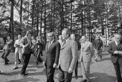 Kanselir Jerman Barat Willy Brandt menerima Kissinger, yang sedang dalam perjalanan ke Moskow untuk berbicara dengan para pejabat Soviet.