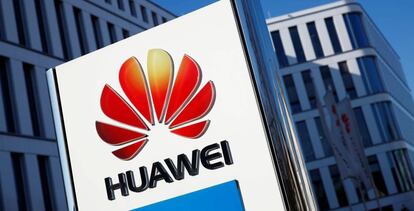 Logo de Huawei en su sede de Dusseldorf (Alemania)