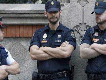 Representantes de los Cuerpos y fuerzas de seguridad del Estado, hacen guardia en el exterior del edificio de la Delegación del Gobierno en Cataluña, durante la reunión de coordinación de los cuerpos de seguridad sobre el 1-O.