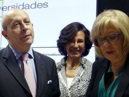 Jos&eacute; Ignacio Wert junto a Ana Patricia Bot&iacute;n y la presidenta de la Conferencia de Rectores, Adelaida de la Calle.