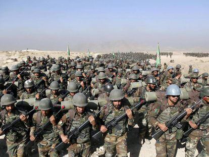 Soldados del Ej&eacute;rcito afgano asisten a una maniobra militar a las afueras de Kabul el 17 de octubre.