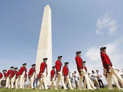 Una banda musical antigua participa este lunes en el acto de reapertura del monumento a Washington en la capital de EE UU.