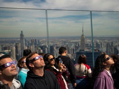 La gente observa el eclipse solar parcial desde el Observatorio The Edge, en Nueva York.