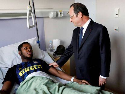 El presidente François Hollande visita a la presunta víctima de violación por parte de unos agentes en el hospital de Aulnay-sous-Bois, en la periferia de París.