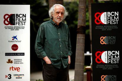 l director de cine, Fernando Trueba, posa para los medios con motivo de la presentación este martes de su película 'El olvido que seremos', dentro del festival de cine BCN Film Fest, que se celebra en Barcelona.
