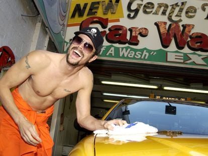 Johnny Knoxville, estrella de 'Jackass', durante un acto promocional de 'Jackass: la película" en un lavadero de coches de Nueva York en 2002.