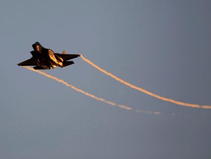 Un caza F-35 durante un vuelo de exhibición en la base aérea de Hatzerim, en Israel, en junio.