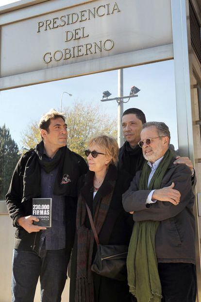 Javier Bardem hace entrega en la Moncloa de un documento con 230.000 firmas que pide al Gobierno que impulse un referéndum de autodeterminación en el Sáhara.