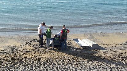 El cadáver de un inmigrante magrebí, en una playa de Ceuta tras intentar cruzar a nado la frontera entre Marruecos y España en 2019.