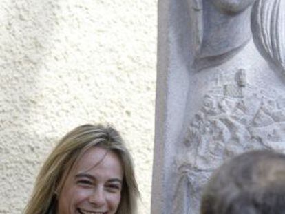 Sonia Castedo al costat de la talla en el seu honor, erigida en Verdegás en 2008.