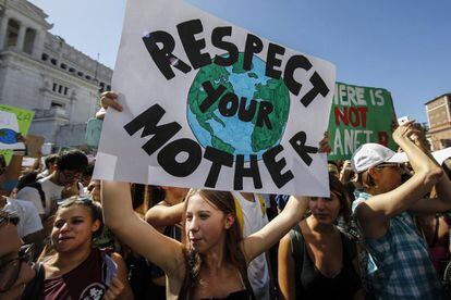Una joven sostiene un cartel a favor de la protección del planeta durante la manifestación en Roma.