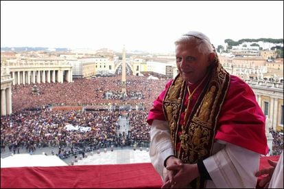 La no sorpresa fue la sorpresa: el candidato que partía como favorito, Joseph Ratzinger, sale como Papa al balcón de San Pedro, el 19 de abril de 2005. Tras dos días de cónclave y cuatro rondas de votaciones, Ratzinger se convertía en el 265º Papa de la Iglesia católica, con el nombre de Benedicto XVI. “Queridos hermanos y hermanas, después del gran papa Juan Pablo II, los señores cardenales me han elegido a mí, un simple y humilde obrero en la viña del Señor”.