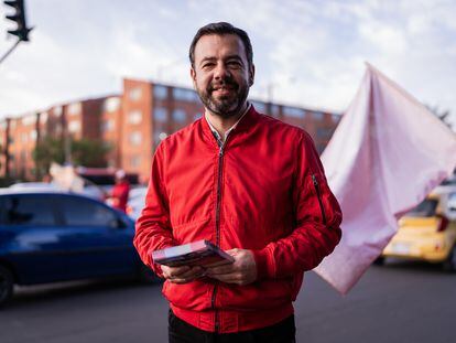 Carlos Fernando Galán reparte volantes en Bogotá, el 19 de octubre de 2023.