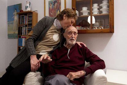 El escritor, economista y académico José Luis Sampedro es besado por su mujer Olga Lucas en su casa de Mijas