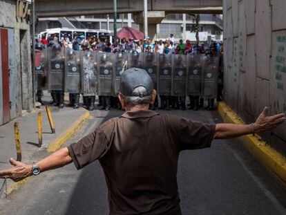 Un hombre protesta frente a la Guardia Nacional Bolivariana el pasado jueves.
