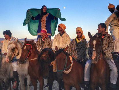Zohra posa con otros jinetes participantes en el festival ecuestre Mata Mouseem de Marruecos.