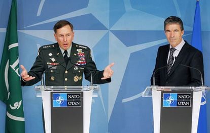 El general David Petraeus, a la izquierda, comparece junto con el secretario general de la OTAN, Anders Fogh Rasmussen.