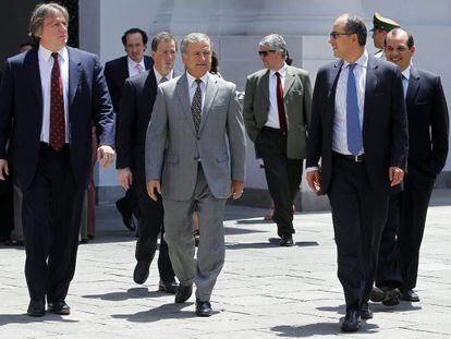 Los ministros de Hacienda de Uruguay, M&eacute;xico, Chile, Per&uacute;, Colombia y el jefe del FMI para Latinoam&eacute;rica, en Santiago.
