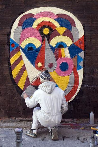 El grafitero Louis Lambert pintando en la Corredera Alta de San Pablo;