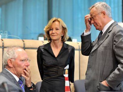 La ministra de Economía, Elena Salgado, entre el ministro italiano de Finanzas, Giulio Tremonti (izq.), y el alemán, Wolfgang Schauble (der.), en la reunión celebrada en Bruselas