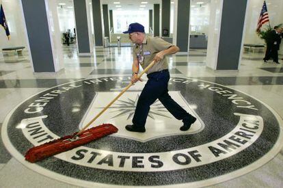 Un empleado limpia el acceso principal de la sede de la CIA. / AP