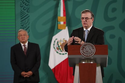 Ebrard junto a López Obrador durante su intervención de este martes en la conferencia matutina.
