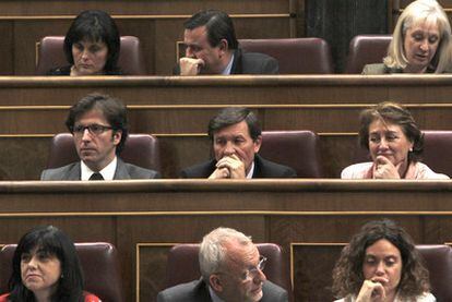 El diputado Antonio Gutiérrez (segunda fila, en el centro) se abstuvo en la votación de la reforma laboral.
