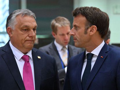El primer ministro húngaro, Viktor Orbán (izquierda), y el presidente francés, Emmanuel Macron, el lunes en Bruselas.
