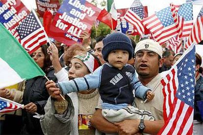 Inmigrantes hispanos en Los Ángeles durante una de las grandes marchas que recorrieron Estados Unidos el 10 de abril.